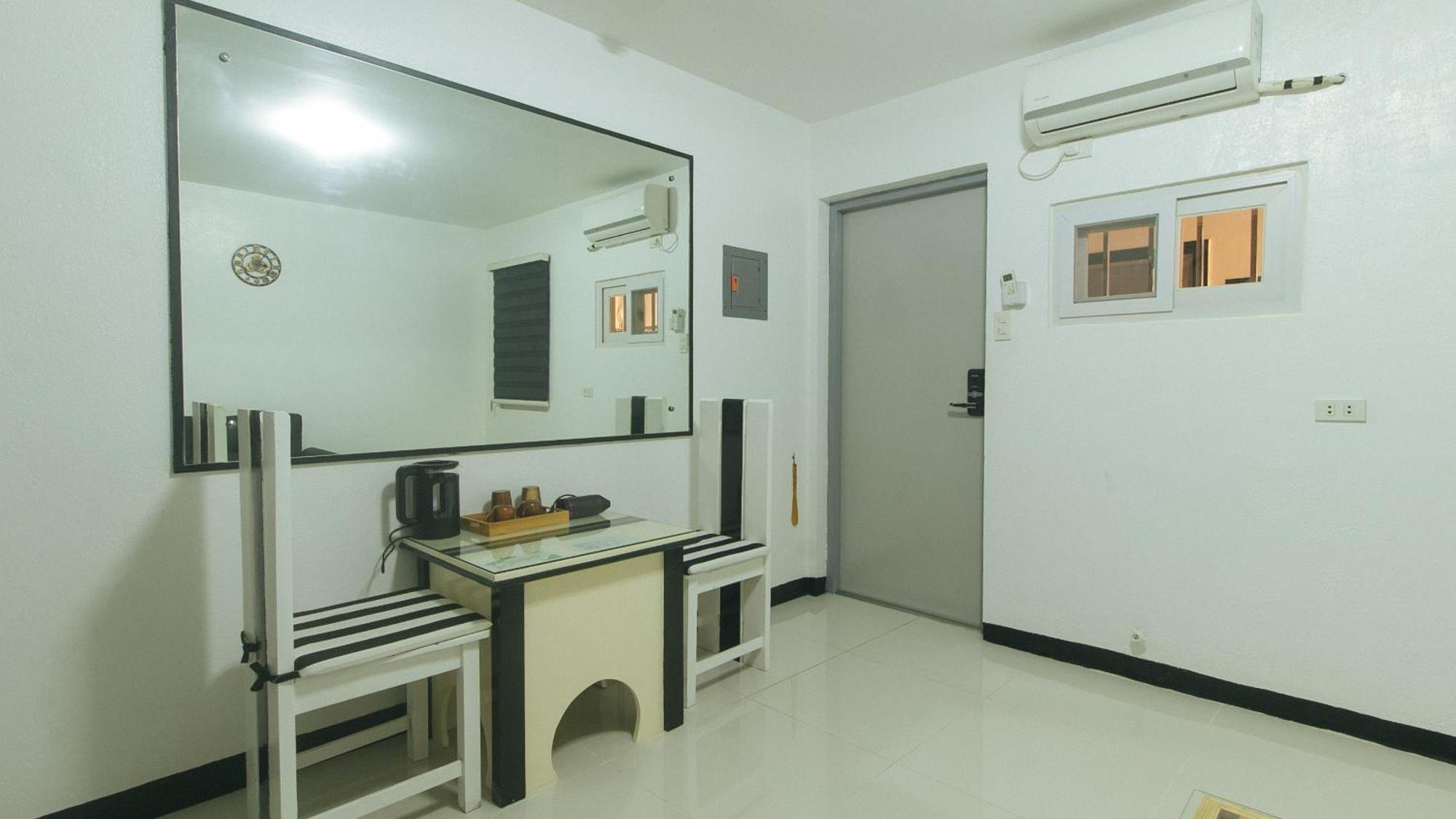 Lavita By Reddoorz Angeles Exterior photo