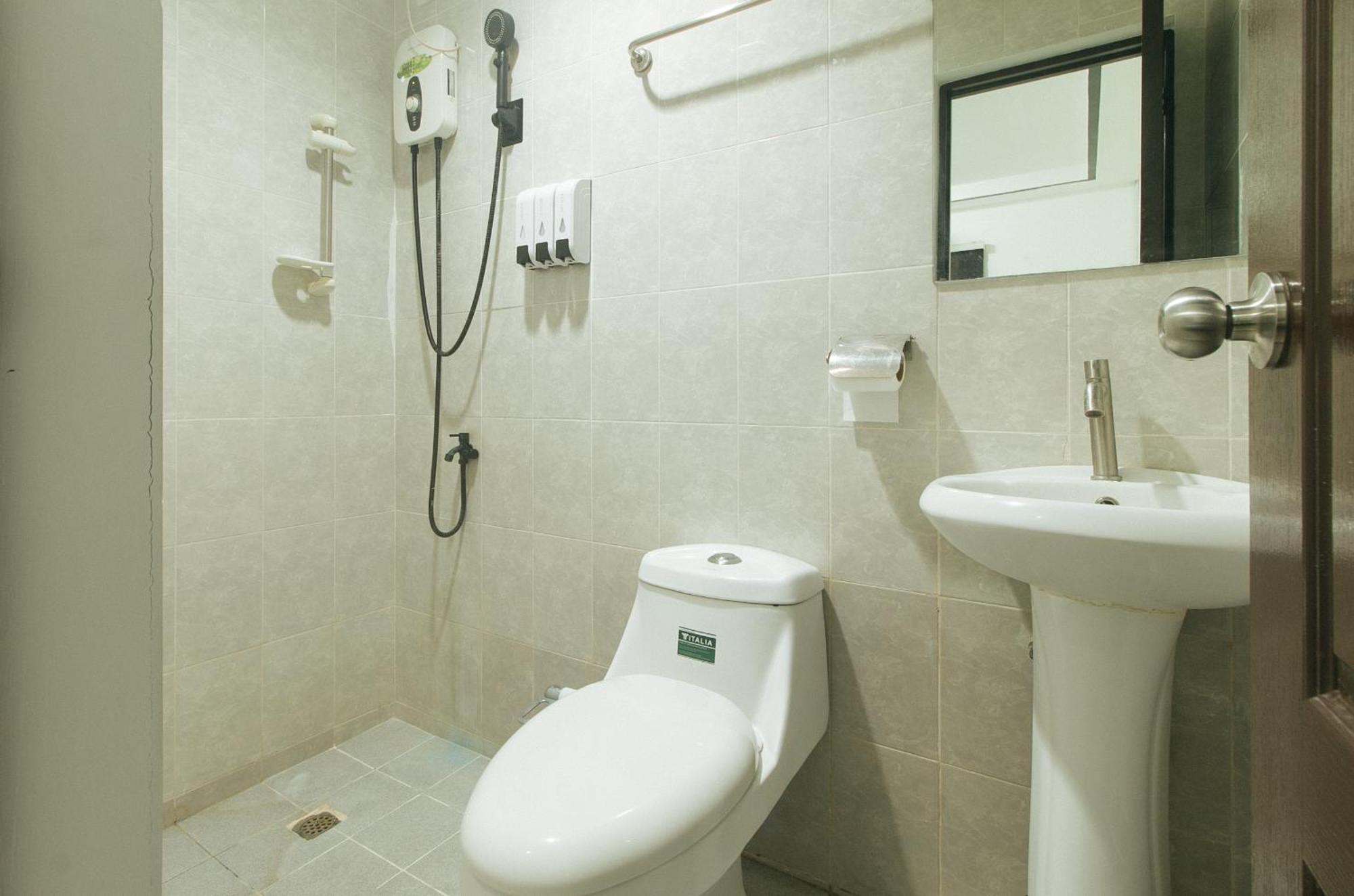 Lavita By Reddoorz Angeles Exterior photo